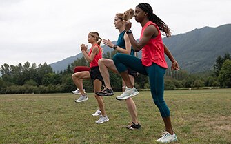 Sportler wärmen sich auf einem Feld auf