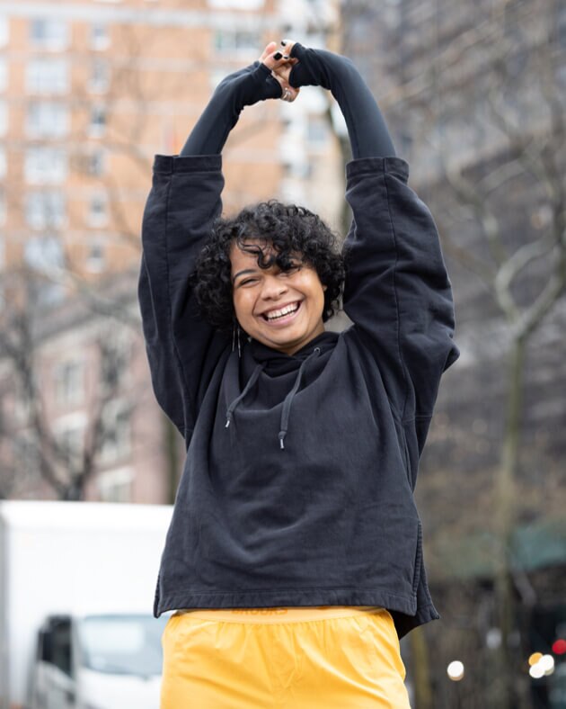 Urie souriant et faisant des étirements