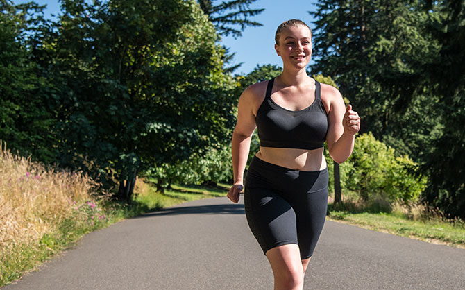 Femmes qui courent sur un sentier pavé dans un soutien-gorge de course à dos nageur Dare