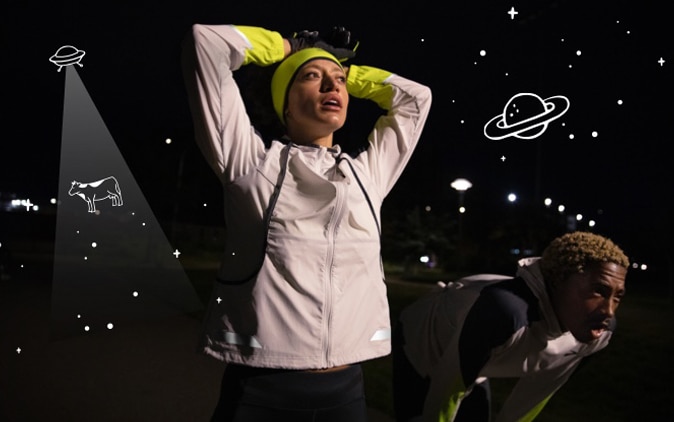 Coureurs éclairés la nuit portant des vêtements Run Visible