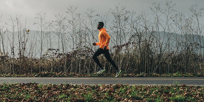 Een hardloper op een trail