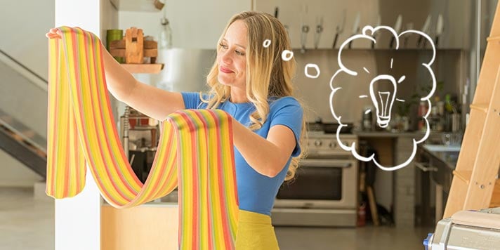 Femme regardant un tissu et ayant une idée