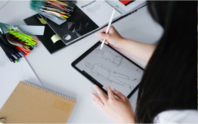 La designer Tina Hsu esquissant de nouvelles créations