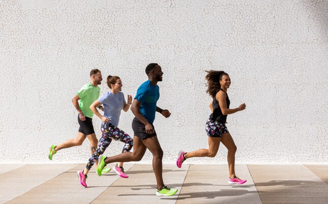 Cuatro personas con espíritu Run Happy