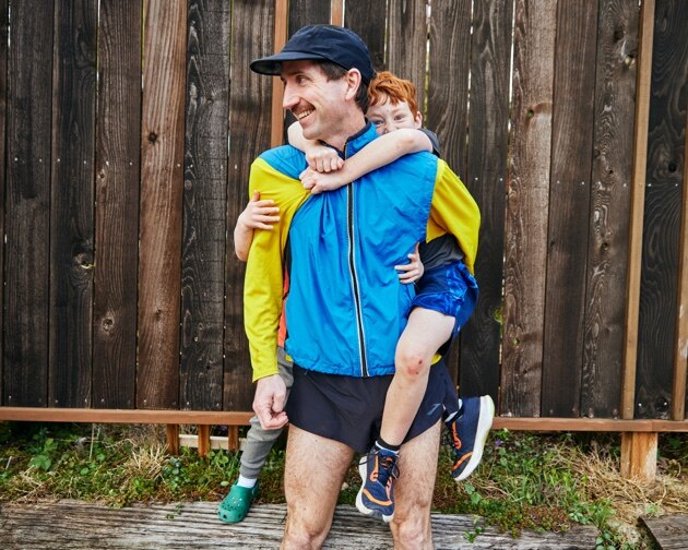 Ben avec son fils sur le dos