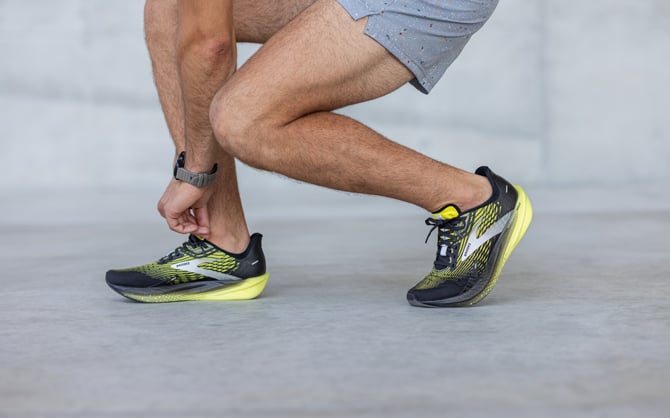 Runner che si prepara a battere il tempo medio della sua maratona