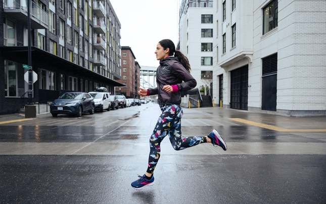 runner che corre sotto la pioggia