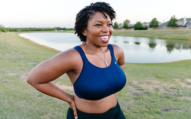 Femme souriante après un run