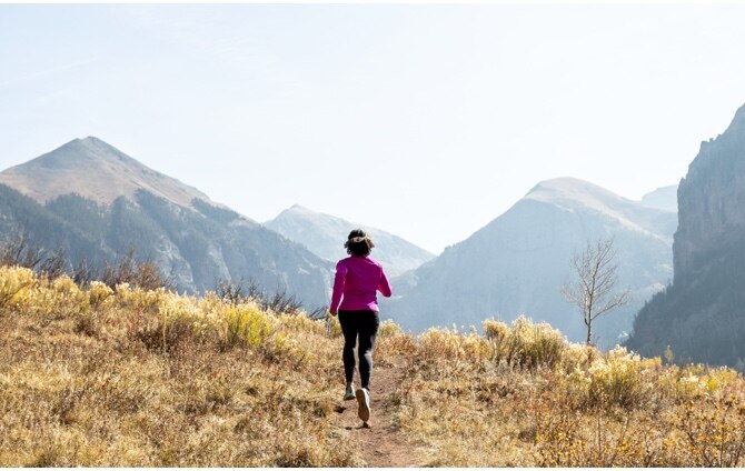 Una donna che corre su un sentiero