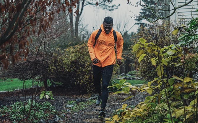 Runner che corre affrontando il freddo  