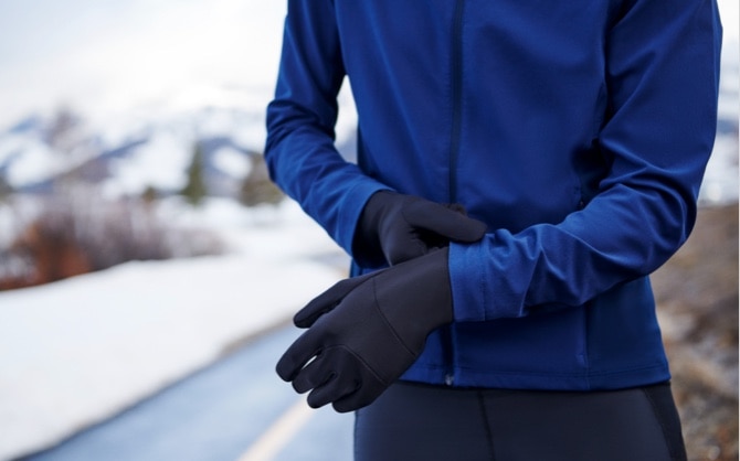 jemand zieht Handschuhe an