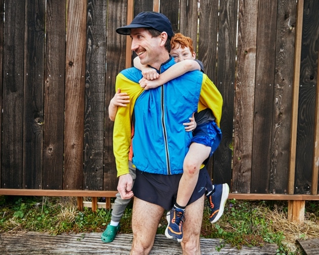 Ben avec son fils sur le dos