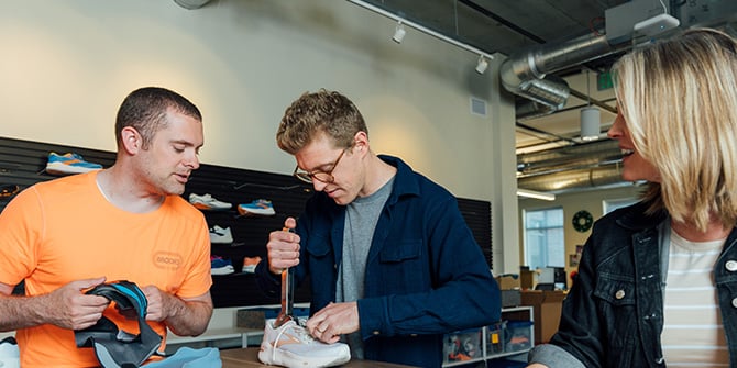 Des designers travaillant sur une chaussure