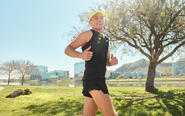 Een man en een vrouw die op een trail rennen