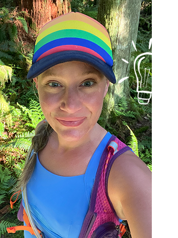 Runner con un cappello arcobaleno che si scatta un selfie