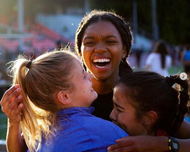 Nia Akins hugging teammates