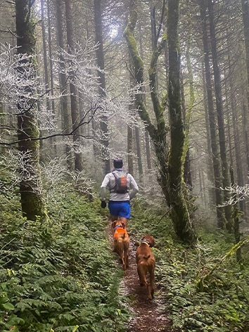 Ryan Bhark, développeur de chaussures chez Brooks Running, sur le sentier avec son chien Cedar.