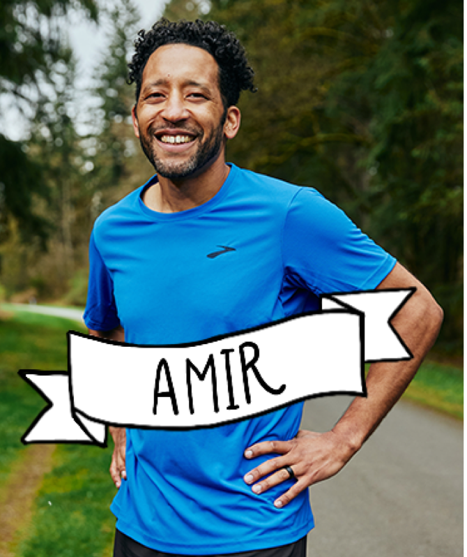 Amir souriant à la caméra