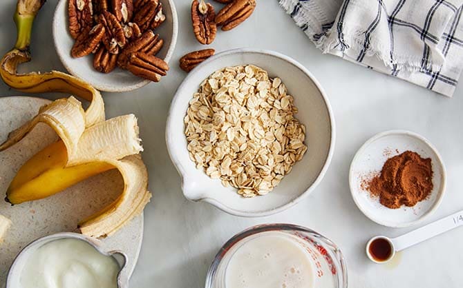 Gerichte mit Haferflocken, Bananen, Pekannüssen und Zimt