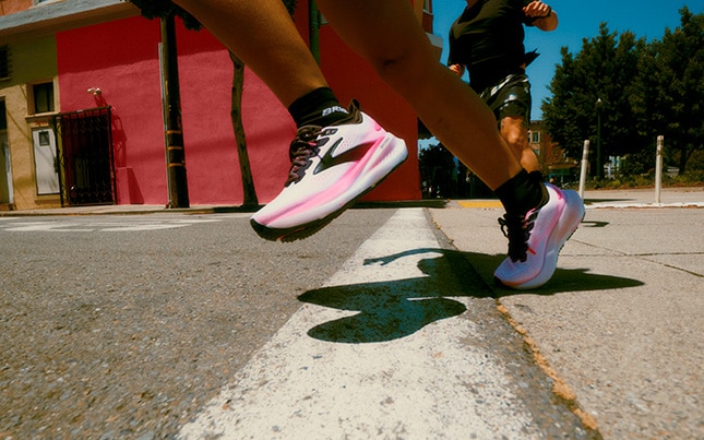 Gros plan sur les pieds d’une personne qui court sur la chaussée avec la Brooks Glycerin 23