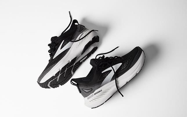 une paire de chaussures de course noires Brooks Glycerin GTS 23 sur fond blanc