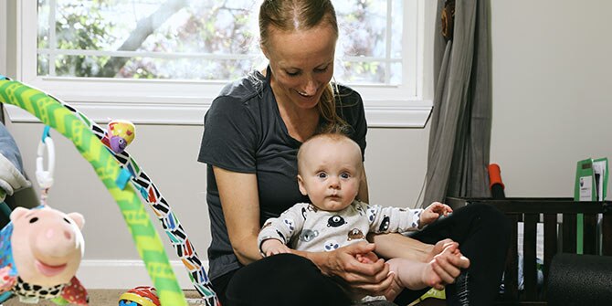 Ladia avec son bébé assis sur ses genoux