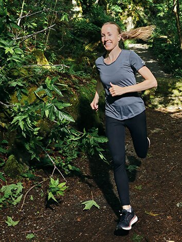 Ladia faisant une course dans la forêt