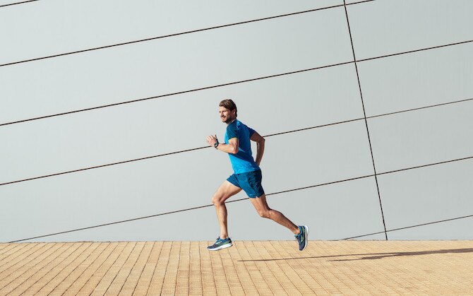 Un coureur en pleine foulée