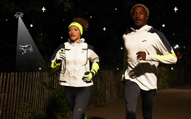 Twee hardlopers die in het donker hardlopen