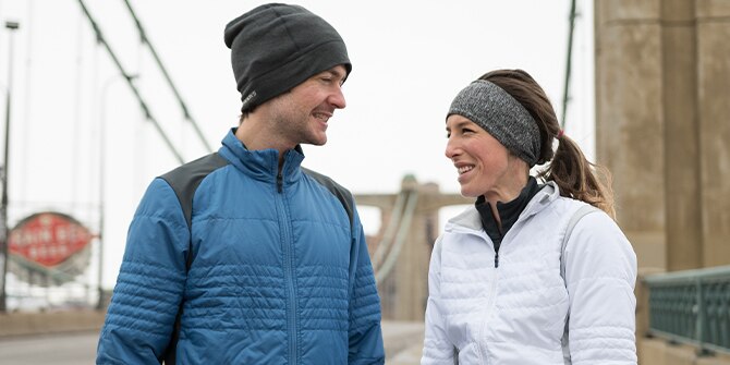 Gabe et son mari se regardent sur un pont