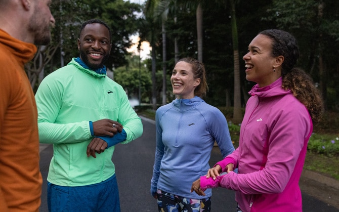 Due runner che indossano abbigliamento a strati per una corsa in pieno inverno.