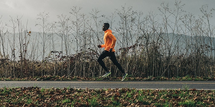 Een hardloper op een trail
