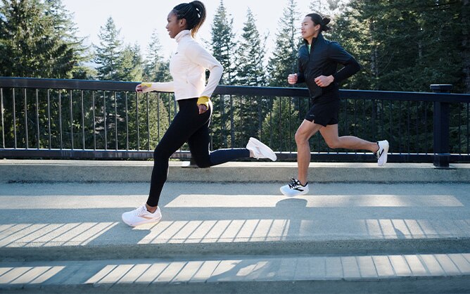 Des coureurs portent la Ghost Max