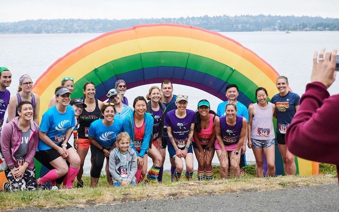 Un groupe de coureurs pose pour une photo lors d’un événement Front Runners.