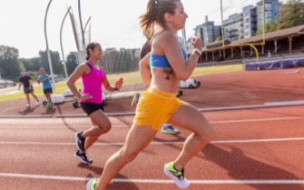 Coureur faisant un sprint sur la piste