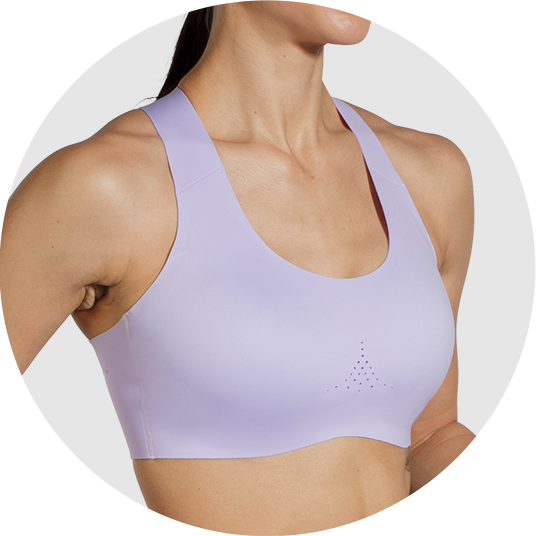 Une femme portant une brassière de sport violette