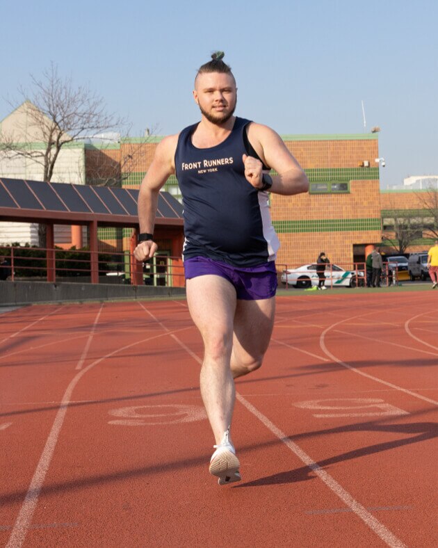 Isaac corriendo en una pista