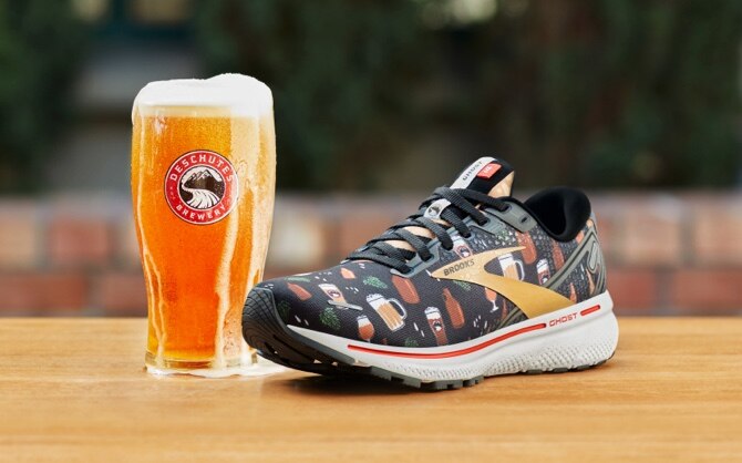 Un verre de bière Deschutes et la Run Hoppy Ghost 14