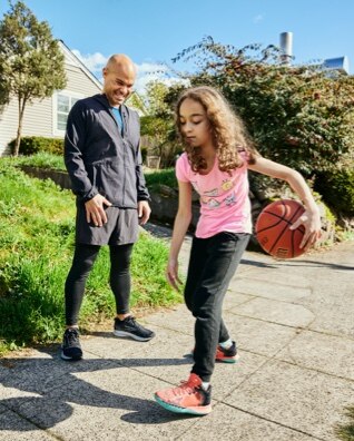 Dennis et sa fille jouant au basket