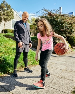 Dennis et sa fille jouant au basket