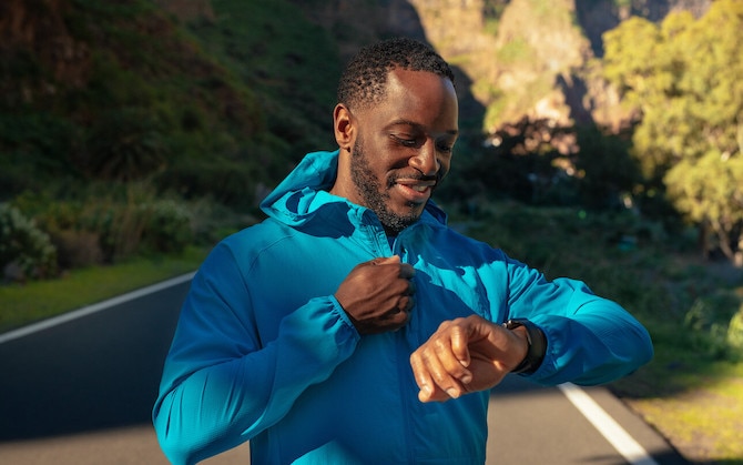 Runner che controlla l’orologio