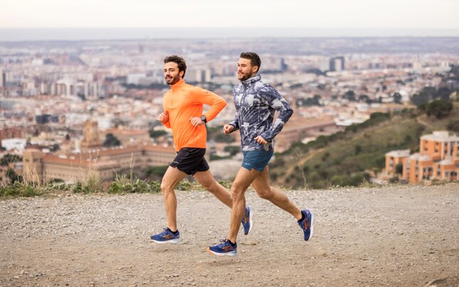 Dos corredores corriendo juntos