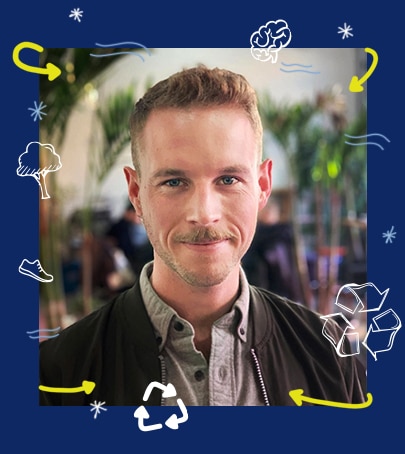 Ein Mann lächelt in die Kamera