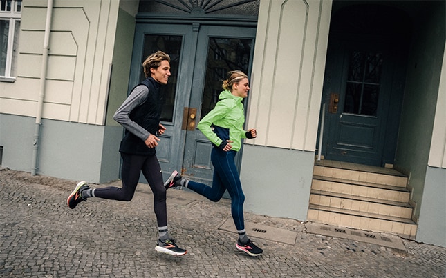 Runner su una strada asfaltata la mattina presto.