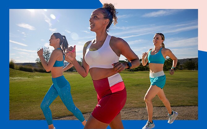 Trois femmes qui courent en portant des brassières de running Brooks