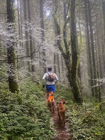 Ryan Bhark, développeur de chaussures chez Brooks Running, sur le sentier avec son chien Cedar.