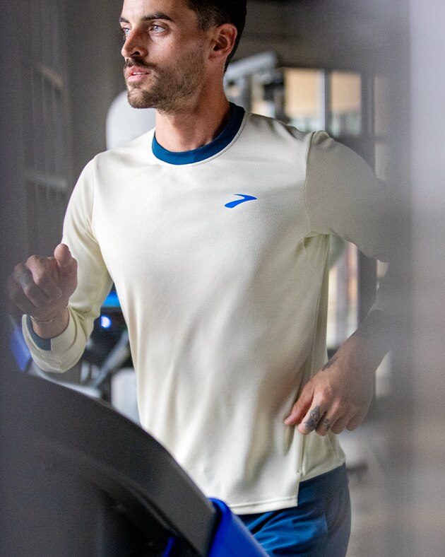 Seitenansicht eines Mannes, der auf einem Laufband trainiert
