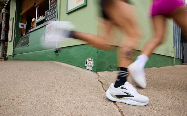 A zoomed in product shot of the running shoe Ghost Max.