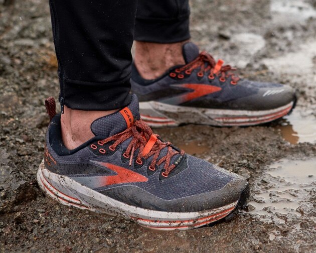 chaussures dans la boue