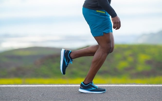 Vue rapprochée d’un coureur portant une paire de chaussures de course longue distance.